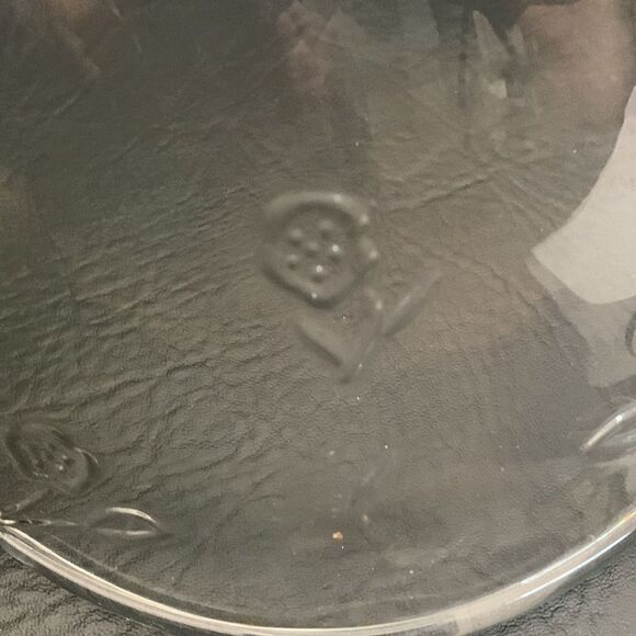 Savannah Style Vintage Flower Embossed Scalloped Serving Glass Bowl 4 Quart - Picture 7 of 7